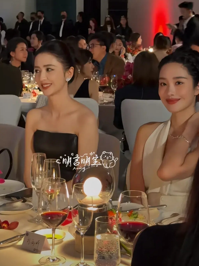 丫丫这脸太权威了吧！
佟丽娅和杨采钰一起出席活动，佟丽娅盘起了头发，露出光洁饱满