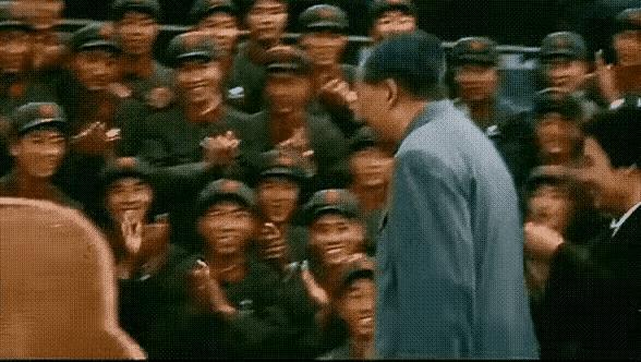 第一次看到主席的这张动图，为制作者点赞。
主席和解放军官兵合影留念，他老人家才华