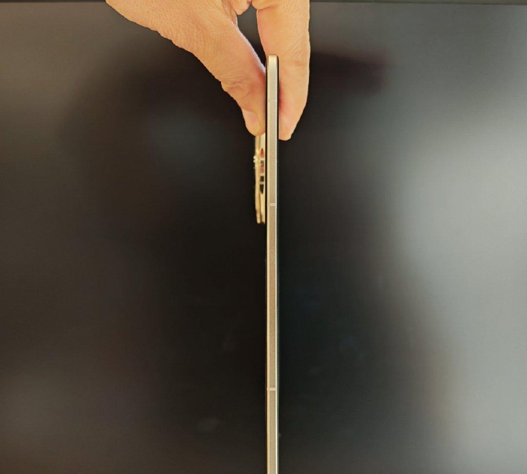 先来大胆预测一下荣耀Magic V5的价格
12G+256G，8999元
16G