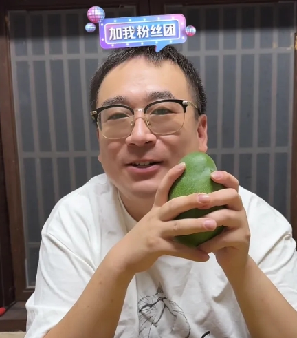 云昊今天晚上卖水果，直播间四百多人，云昊从新疆已经回到九江！
云昊前两天卖九江当