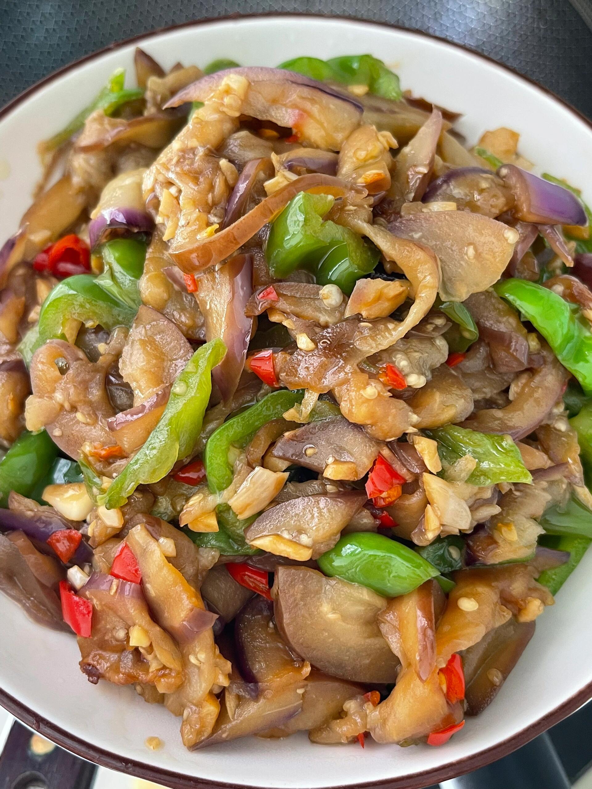 永远吃不腻的小炒茄子～茄子软嫩入味，又鲜又辣，下饭一绝
食材：茄子，辣椒，蒜末，