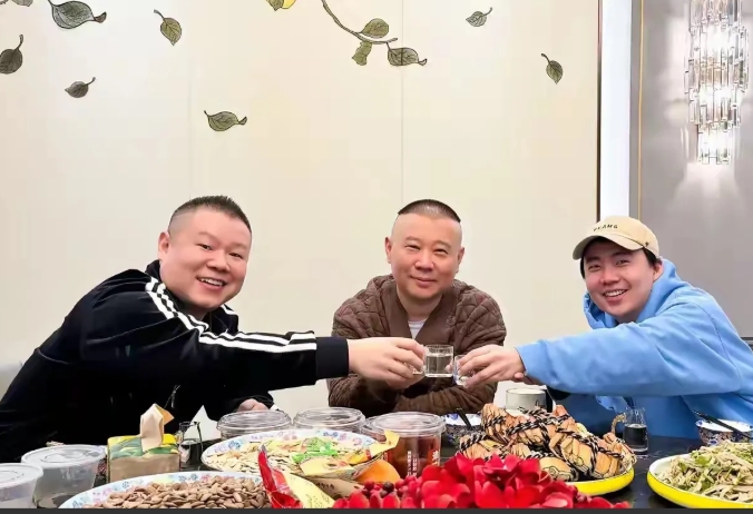 看看老郭面带笑容，稳稳坐在C位，儿子和徒弟都坐在身边，三个人举杯庆祝着！

难怪