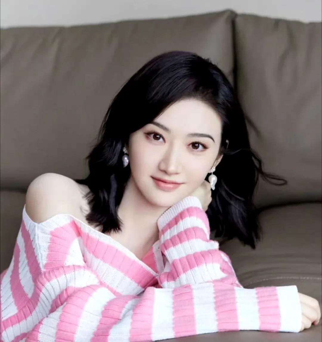 景甜这组粉白大片再度被惊艳到！
一袭柔粉与纯白交织，将她“人间富贵花”的贵气与明