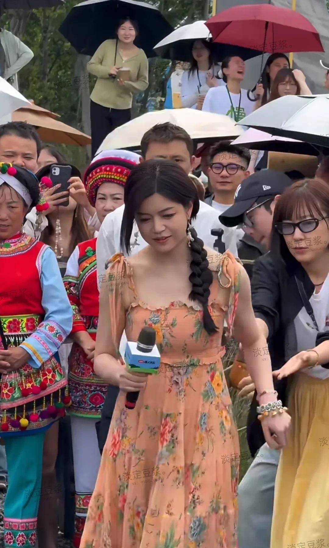 发现台湾女演员都很美，看陈妍希长得很像大S，皮肤白白嫩嫩的，一点皱纹都没有，保养