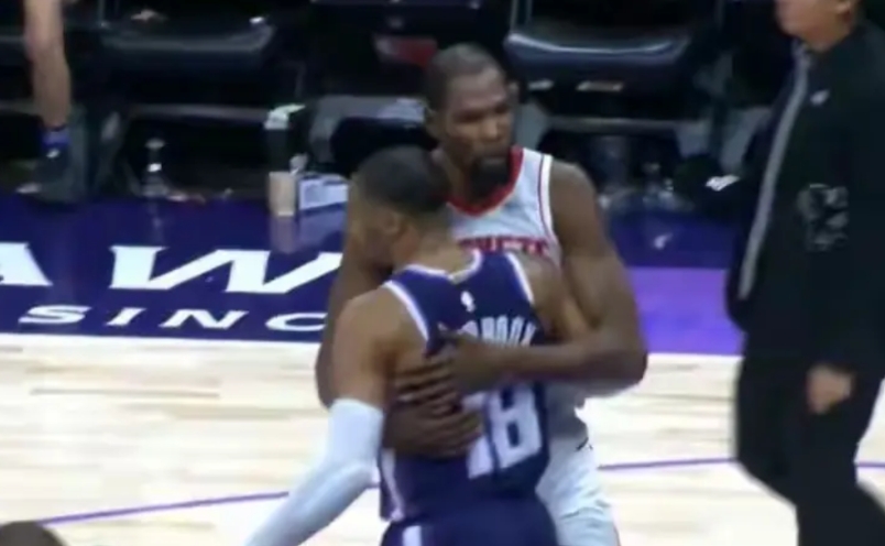 世界上只有一个杜兰特！
里弗斯说，杜兰特的成功让很多人以为只要找到体型差不多的就