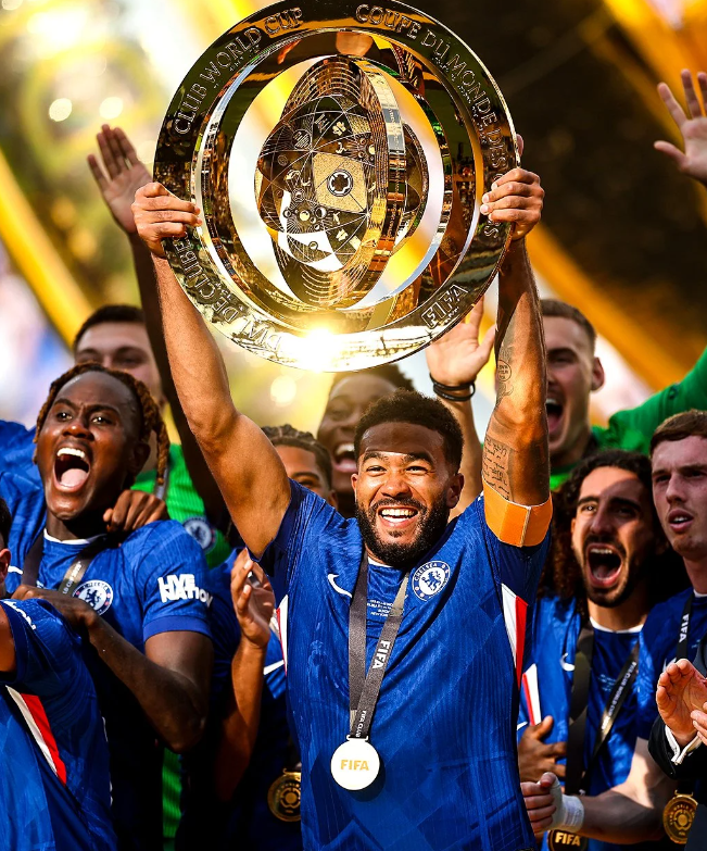 讲真，世俱杯这个奖杯实在是太好看了些！

北京时间7月14日3:00，世俱杯决赛