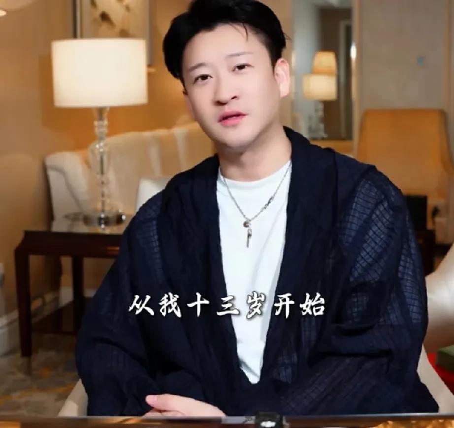 今天是父亲节，曹云金很感慨，在他13岁的时候，父亲去世。回忆起这么多年跟母亲的不