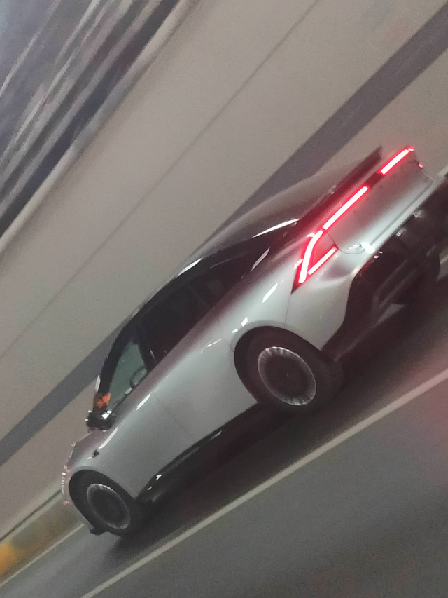 这是小鹏哪款车
老半天没对上号
路上跑得挺帅的，不知道是不是小鹏，看的像