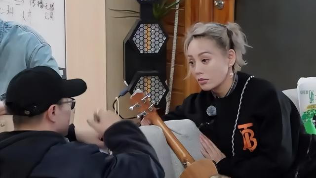在《桃花坞》节目录制中，还有5天就是宁静的生日，汪峰便提议组员提前给宁静过生日