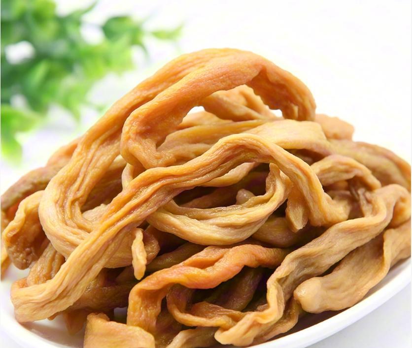 | 李连杰·陈小春 |
此一时，彼一时也，现在的李连杰和陈小春都是老头子了，含金