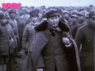 来看看伟人的强大气场。他走路是龙行虎步，坐着是虎踞龙盘，不怒自威。说来也怪，中国