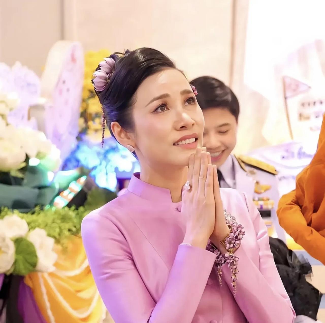 诗妮娜的手段和狐媚气质应该还是很可以的，因为泰王比起其他的女人，明显更爱跟她秀恩