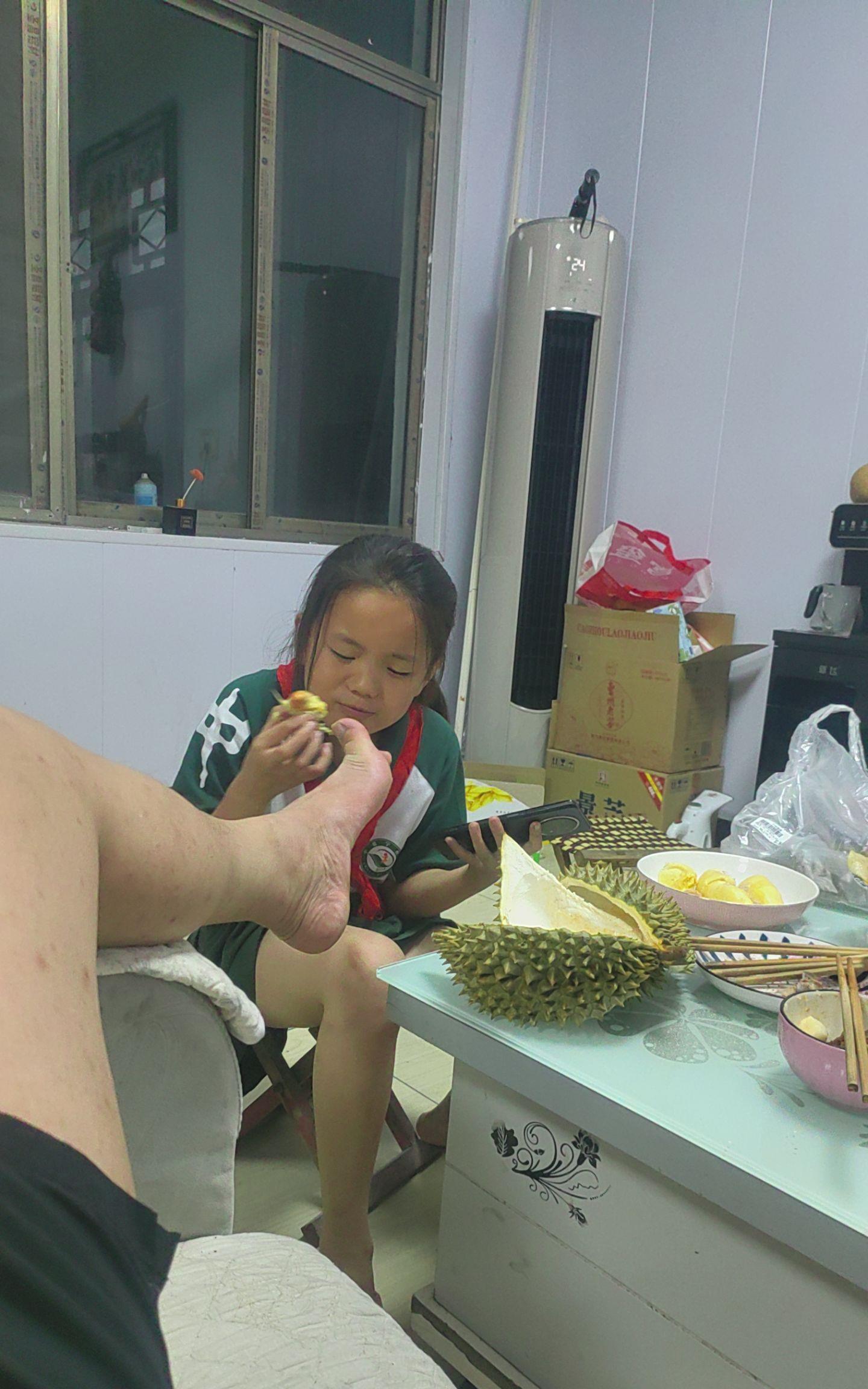 闺女说脚丫子被遮盖的都是香的