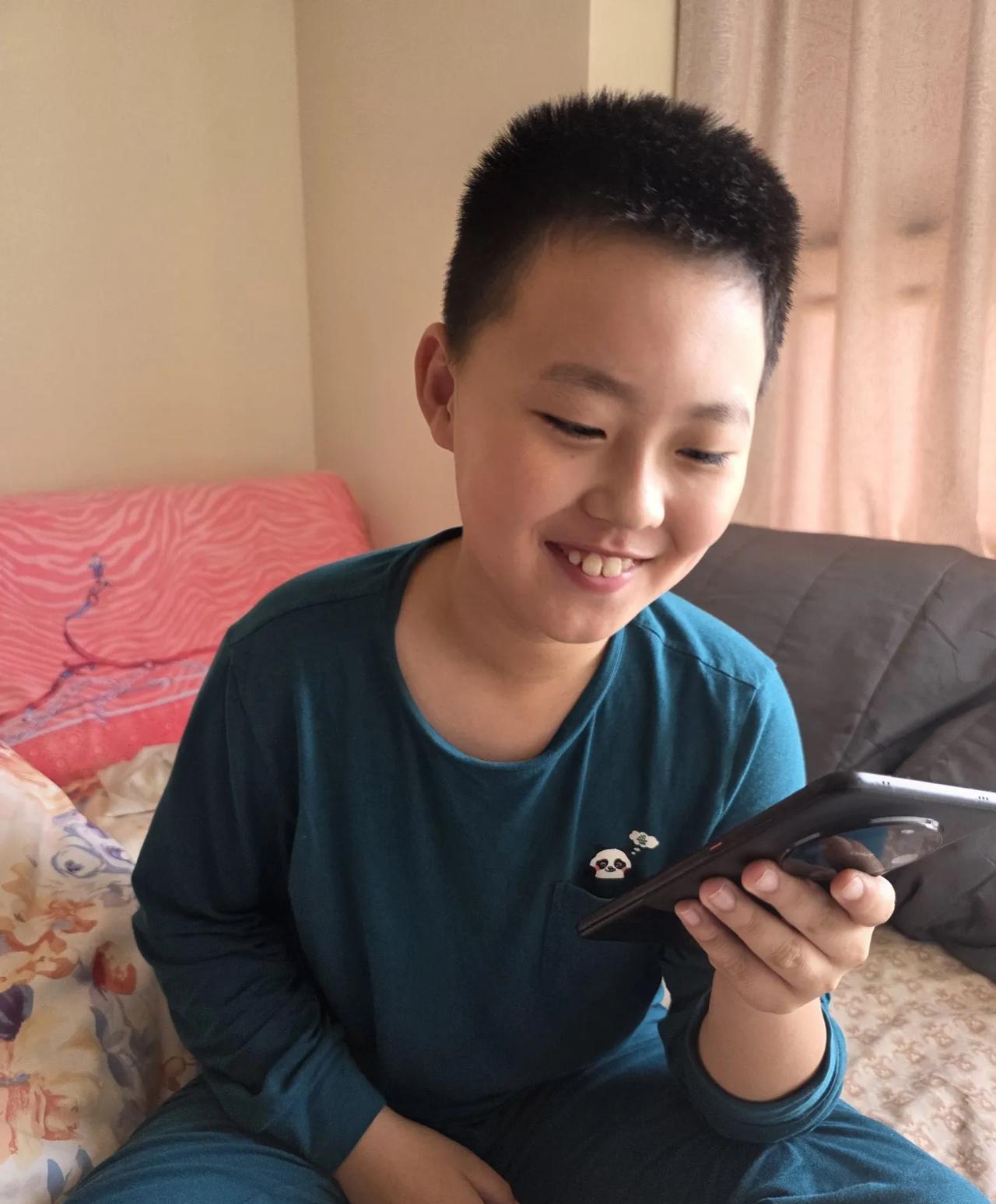 外孙是玩嗨了，我都担心他回去后怎么适应被管制的生活……
晚上十一点多，不强迫不上