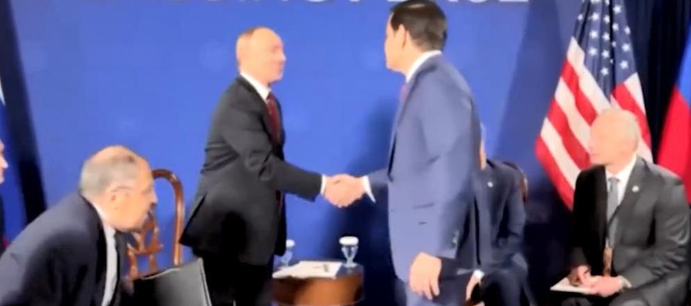 普京不愧是高手，一句话，“怼”的卢比奥无法接招！
普京访美期间，拉夫罗夫穿了一件