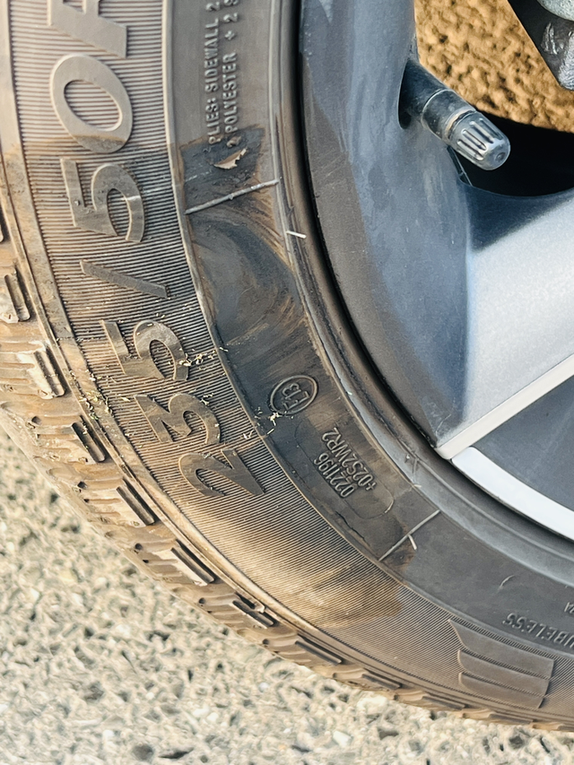 撞倒马路牙子了
有一条小裂缝，友友们帮忙看看怎么补救，要不要换胎，换一条真的好贵