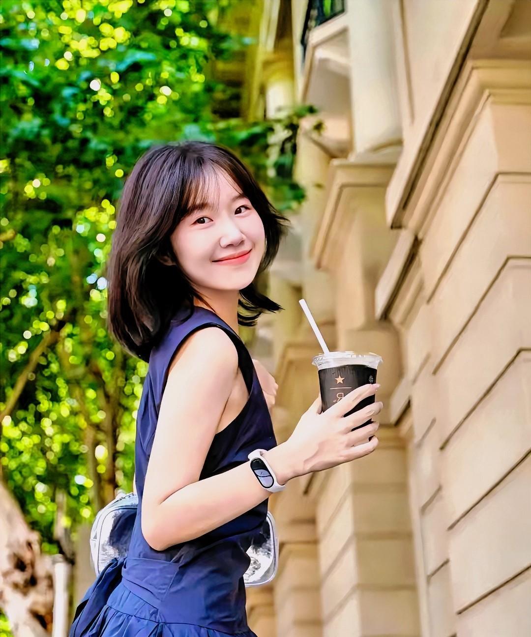 绿树阴中笑语频，轻纱拂面意自新。