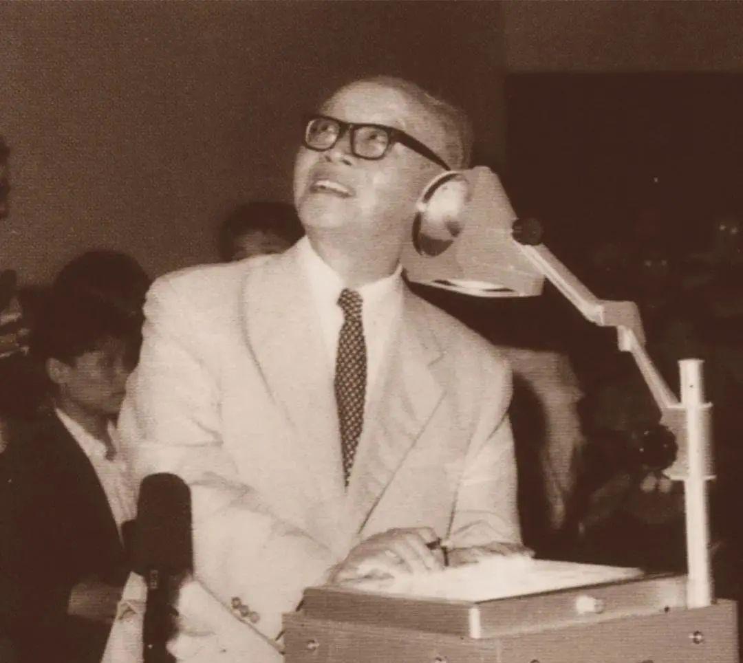 1960年，苏联撕毁协议，撤回所有派往中国的科学家，临行前，一位苏联专家悄悄告诉