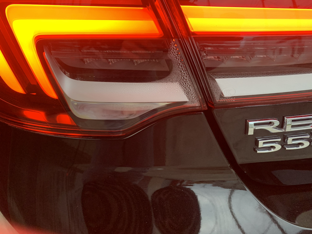 洗完车后尾灯里面有水珠正常吗
今天去加油站洗了个车，左边后车灯里面有水珠，问了4