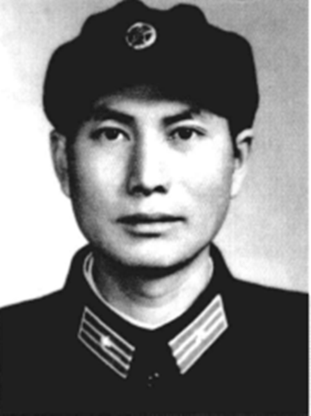 这位英气逼人的年轻人，后来当了军委副主席。