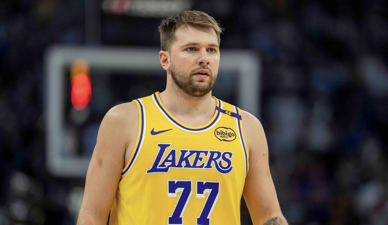 8月1日一大早，NBA湖人传来两个惊爆消息。
1、东契奇计划提前续约湖人
东契奇
