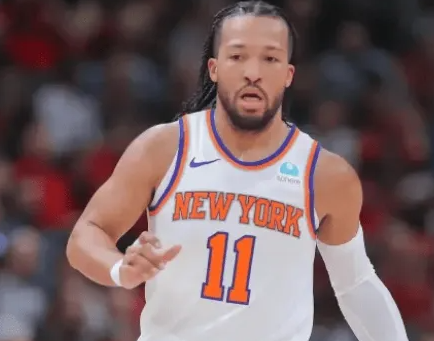 昨日NBA常规赛，尼克斯以113-111战胜独行侠。
本场比赛，尼克斯全队三分4