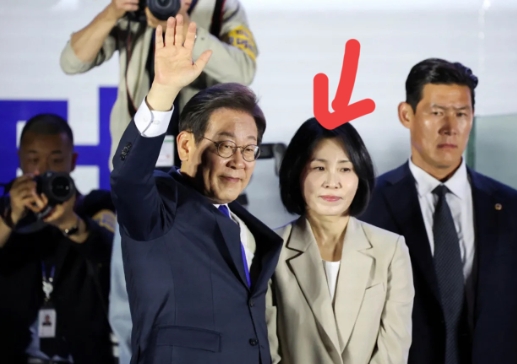 新总统夫人亮相，与前第一夫人颜值对比太绝！
李在明当选韩国总统后，他的夫人金惠京