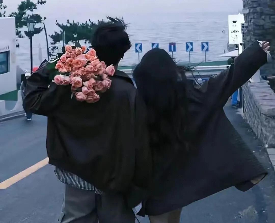 家人们，娱乐圈又双叒有大瓜啦！知名狗仔懂瓜呱爆料，一位流量小花和资源男演员在拍摄