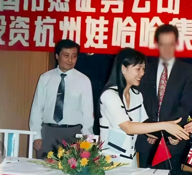 宗庆后当年是真的很重用杜建英，跟外国公司合作，杜建英是坐在前面的，宗庆后也乖乖站