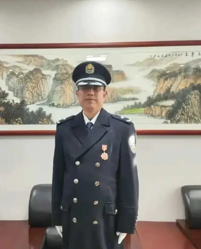 这个衣服只有警监以上才能买，还是只有个别地区有