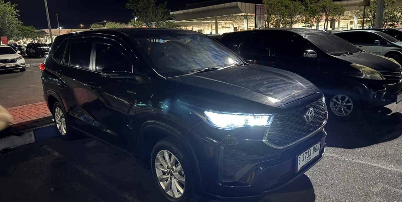 来印尼这几日，我一直开着这辆INNOVA Hybrid
以本地的目光来看，它虽平