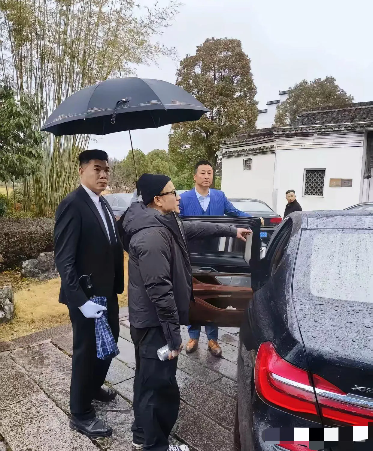 近日，郭富城与保镖一同现身的画面引发了网友热议。画面中，郭富城身旁的保镖身材高大