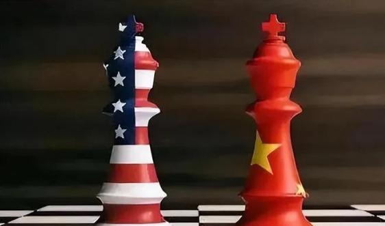 现在这形势，咱心里得跟明镜似的——跟美国这一仗，必须咬碎后槽牙硬扛到底，半点软乎