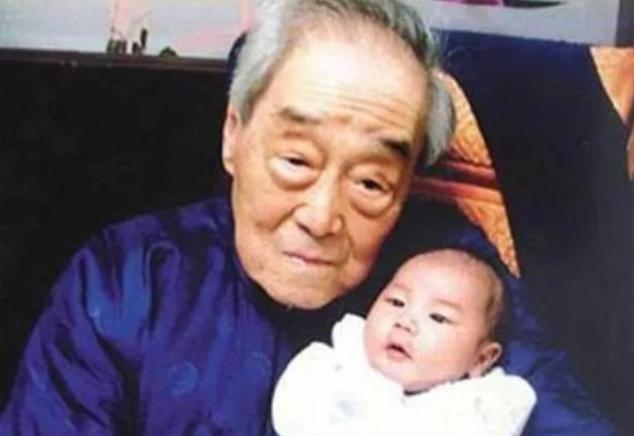 中国最牌面的婴儿，出生时军队保护产房，国家鸣13响礼炮为他庆生。虽然现在每个家庭