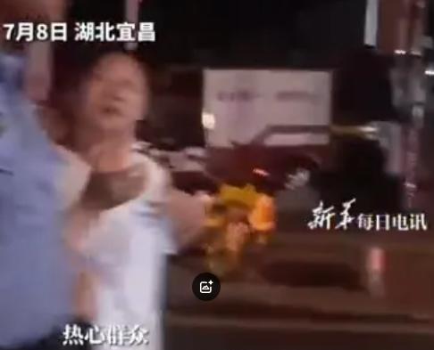 泪目！湖北，95岁抗美援朝老兵凌晨迷路，得知好心人打110，他竟然直接哭了，民警