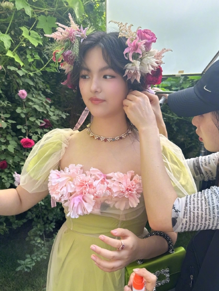 李湘又把女儿王诗龄拍成了一朵花。