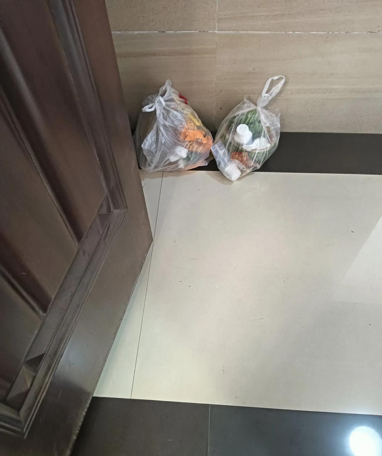 中午和我们家邻居大吵了一架，差点打起来，可把我气坏了！
中午正准备出去跑外卖，推