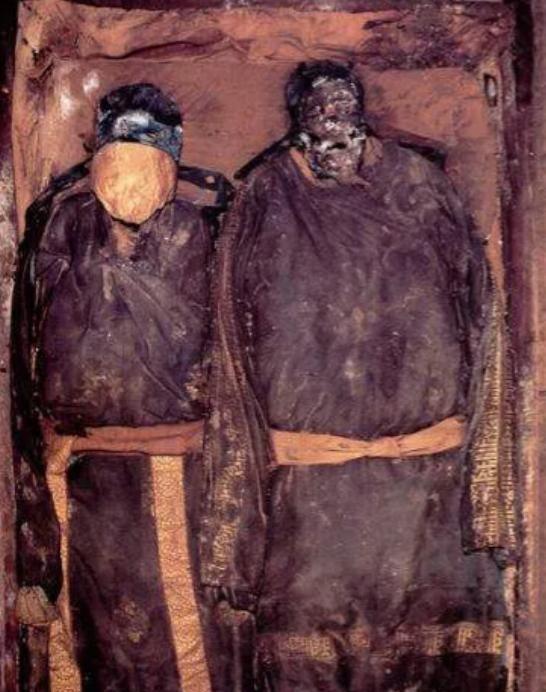 1988年哈尔滨挖出850年前金代古墓，男女同穴，女尸面覆黄巾。



1988