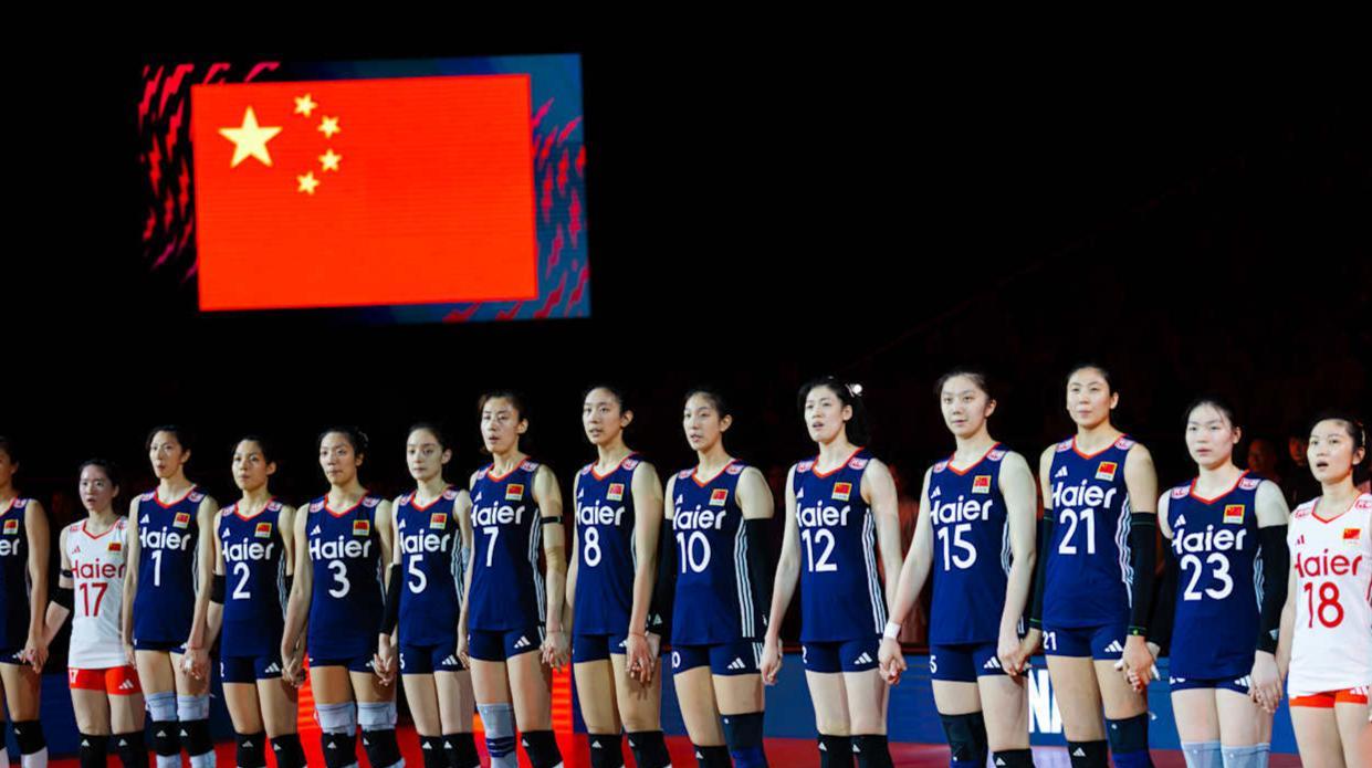 第一局中国女排在中局拉开分差，以25-15大胜拿下。这一局中国对多米尼加的接应佩