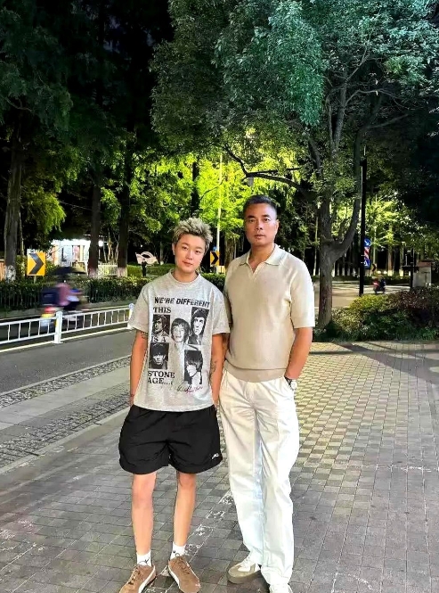 李宇春的父亲真是从小把她当男孩子来养了，这不是给自己生了一个儿子吗？

不管从打