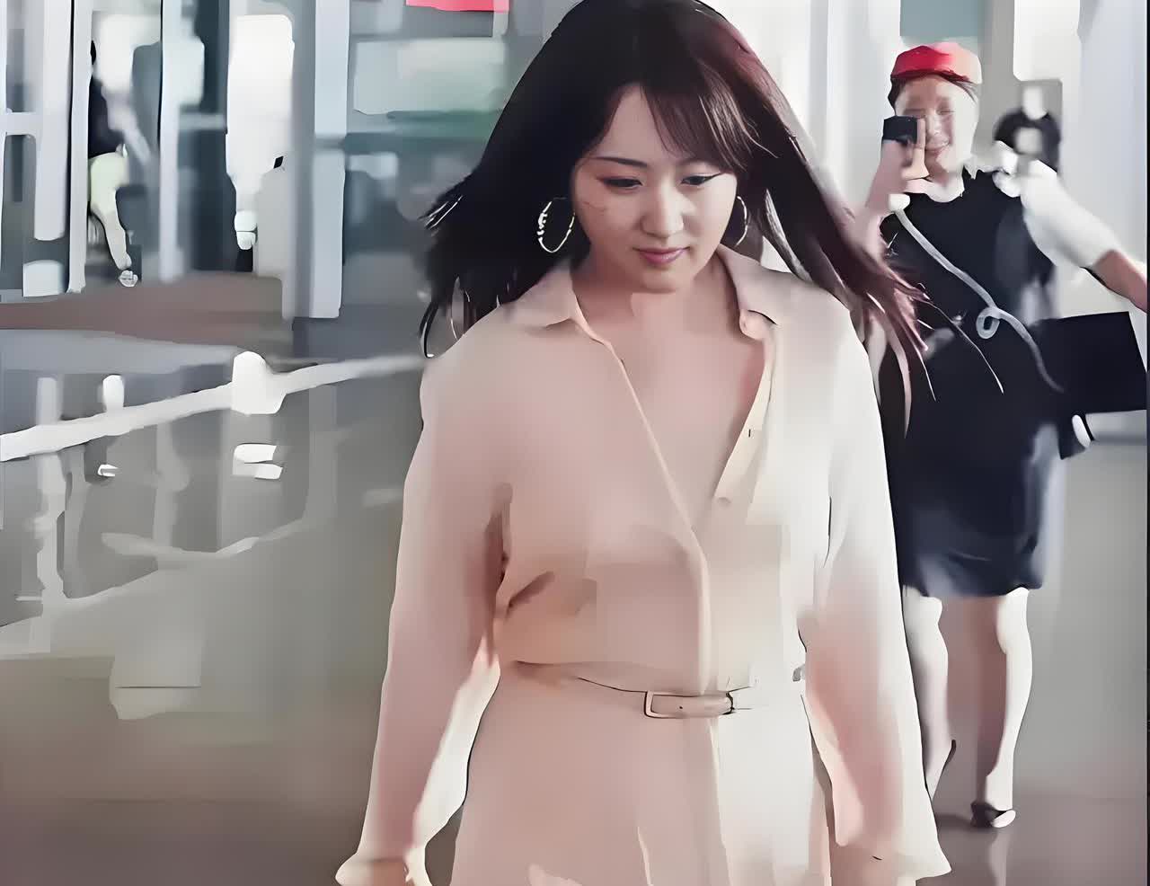 杨钰莹走在商场，确实看着老了，身材发福，脸颊发腮，素颜的她确实好看。


