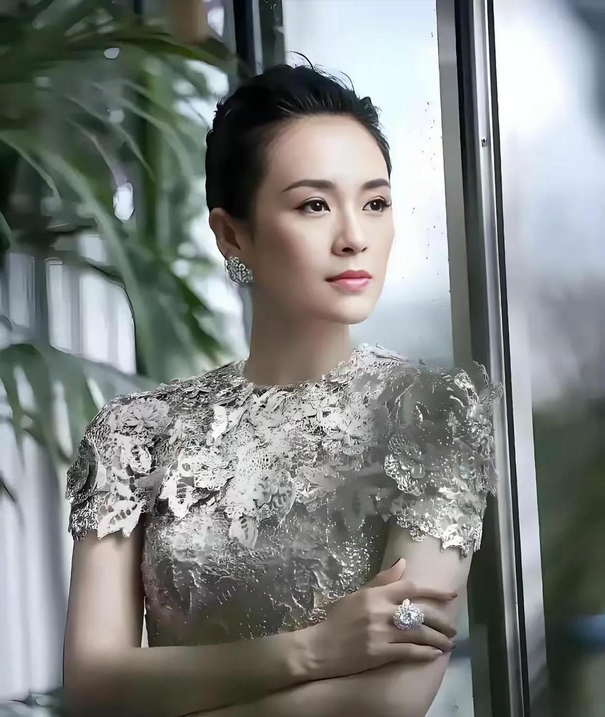 汪峰的感情生活又双叒叕成热议焦点！
网友扒出章子怡与现任对比图，国际影后和网红女