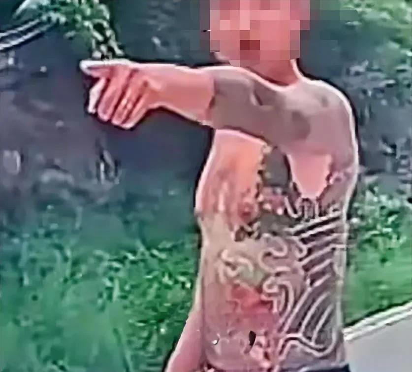 “具体细节不方便透露”！处理几个纹身男难道还涉密吗？
山西晋城，一女司机因为拒绝