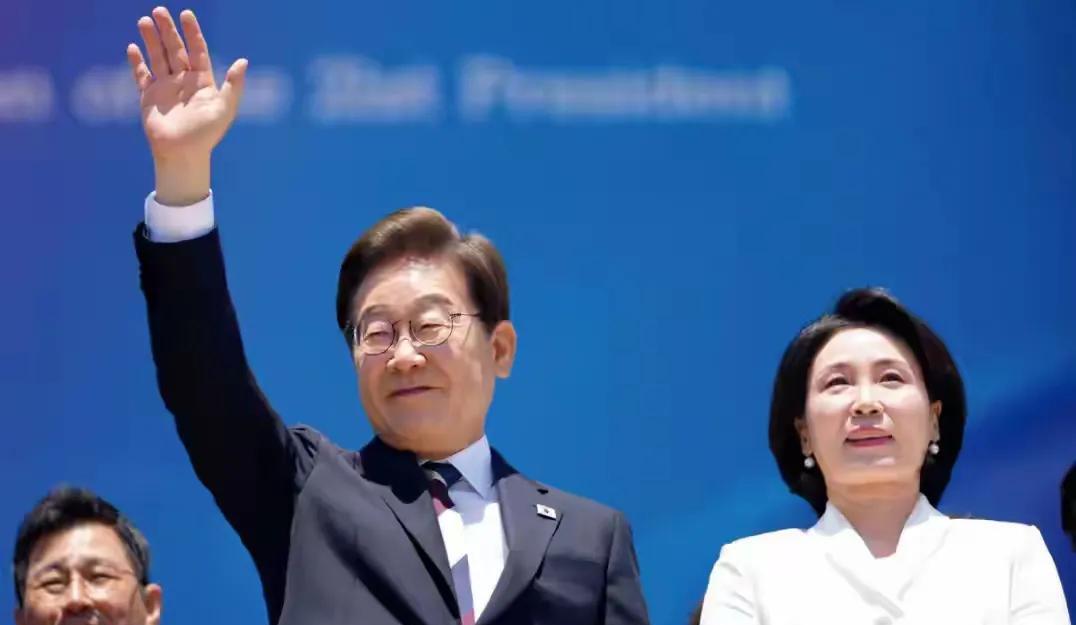 韩国现任总统李在明和曾经的总统尹锡悦之间的总统争夺战还历历在目，这时候李在明经过