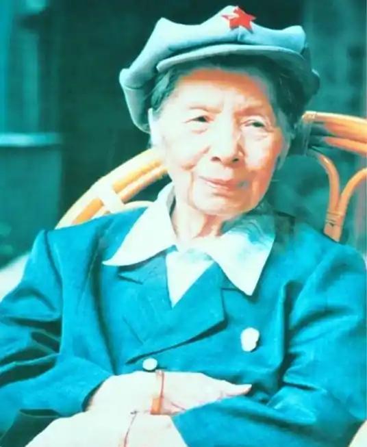 1936年，裹小脚的她竟然在长征途中诞下了一个女婴，产后的恢复只能寄希望于草地上
