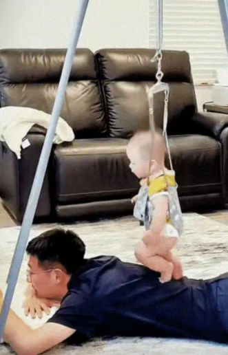 带娃新流派诞生：这位爸爸开创 “亲子按摩共生疗法”