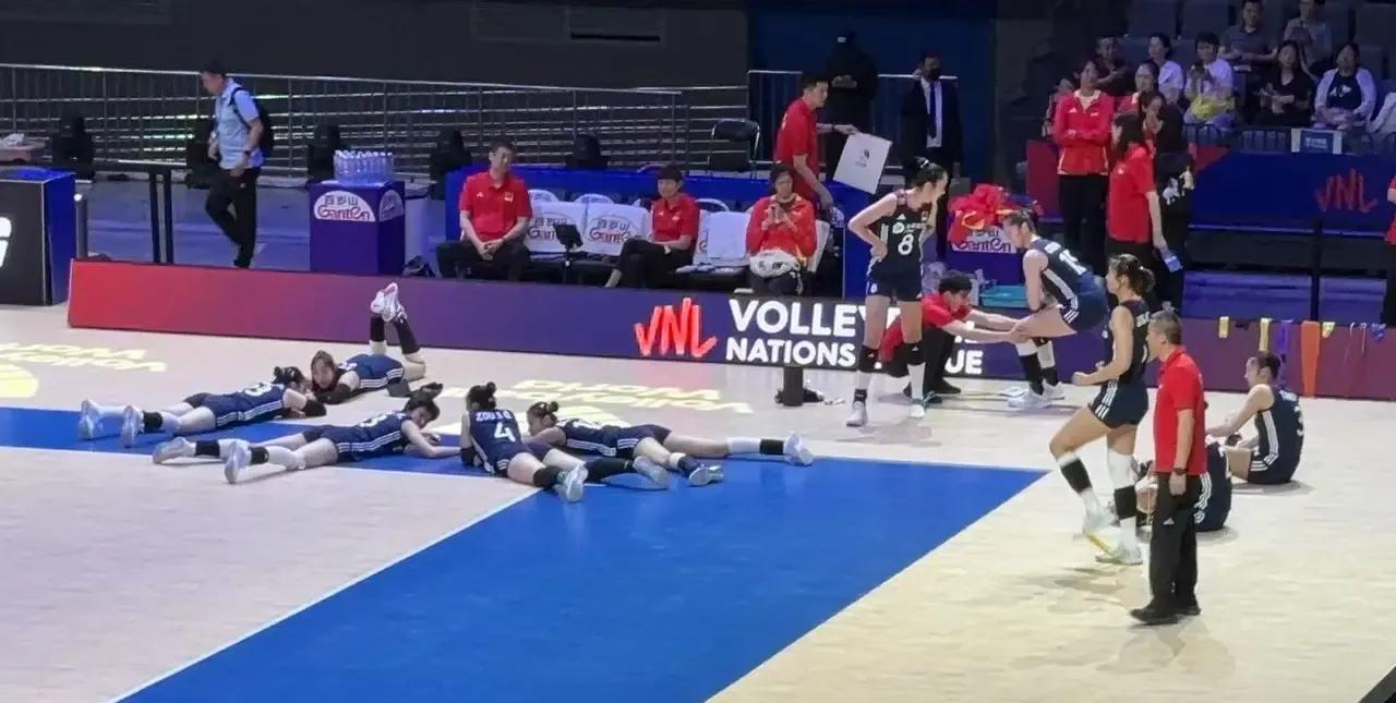 中国女排3：0击败法国女排，取得了世联赛北京站得第二场胜利。龚翔宇首发并打满全场