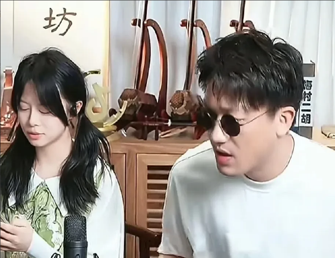 二饼提到线下活动的时候，他跟力哥都有各自的小团队。造型师有两名，现在打算找一个专