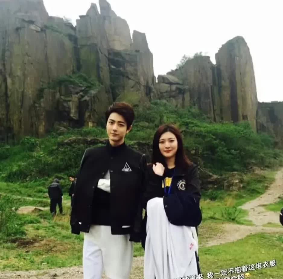 肖战恐怕坐不住了，
网友晒出9年前的合照，
万万没想到，肖战年轻时竟然是一个