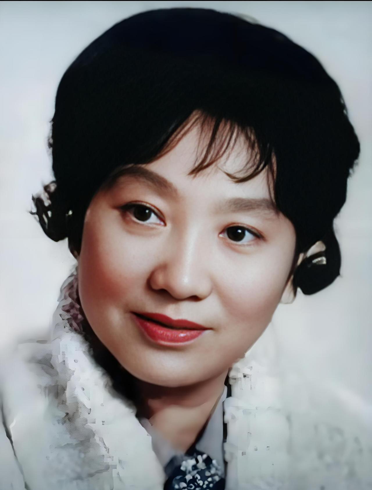 她是著名越剧表演艺术家、花旦“张派”艺术流派的创始人张云霞。
她的演唱用真假噪结